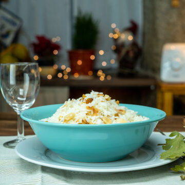 Empratamento arroz de sultanas com amêndoas pronta.
