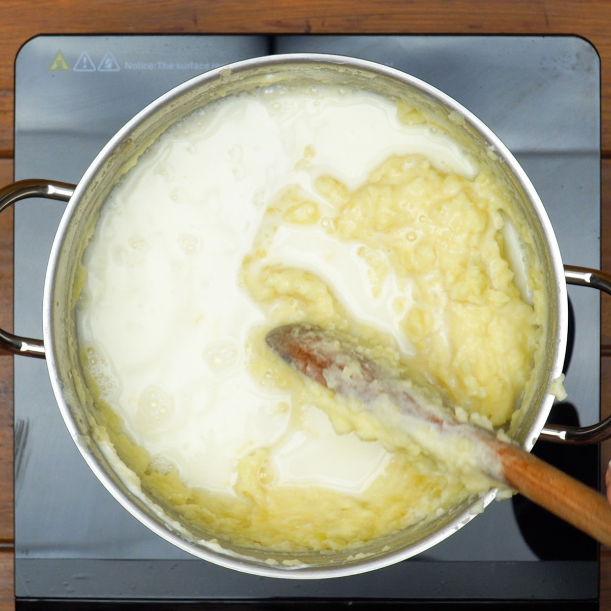 Purê de batatas sendo preparado.