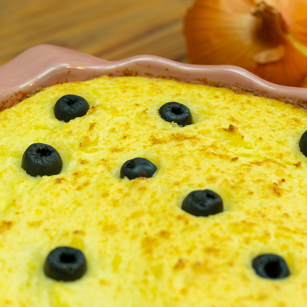 Bacalhau à Zé do Pipo pronto na travessa.