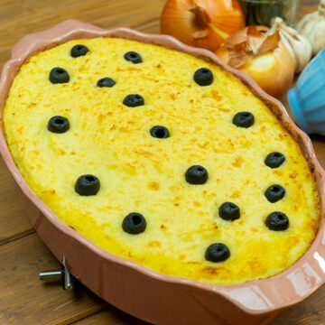 Bacalhau à Zé pipo pronto na travessa.