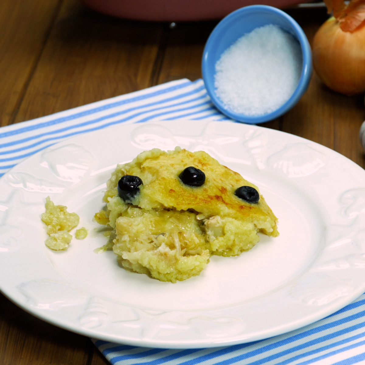 Bacalhau à Zé do Pipo gratinado pronto para servir.