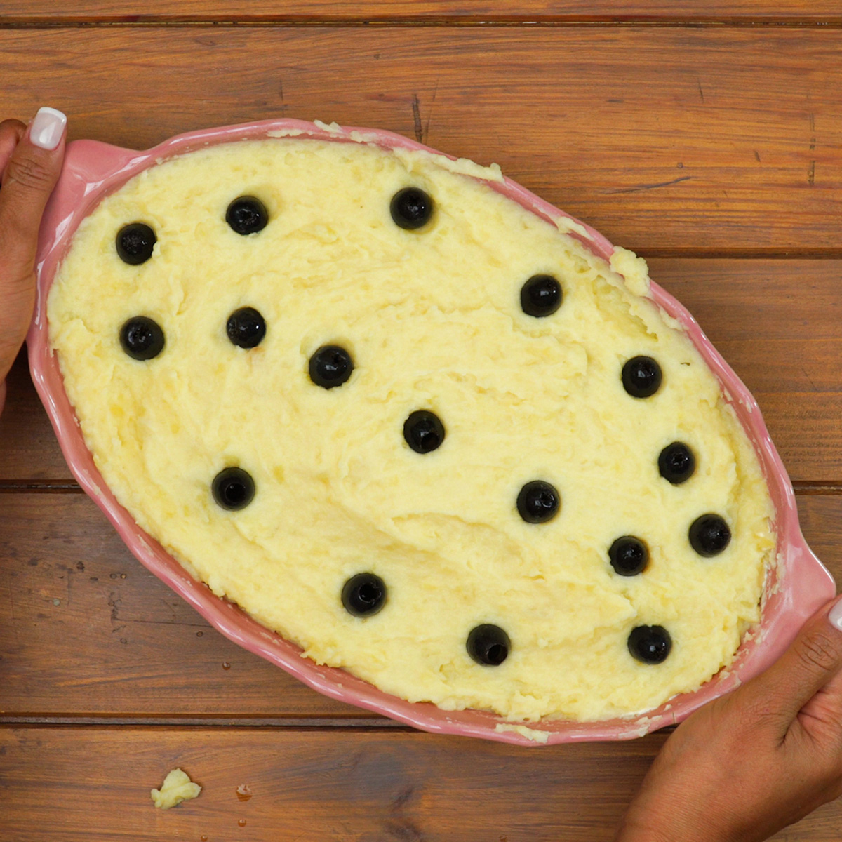 Bacalhau à Zé do Pipo sendo levado ao forno para gratinar até dourar.