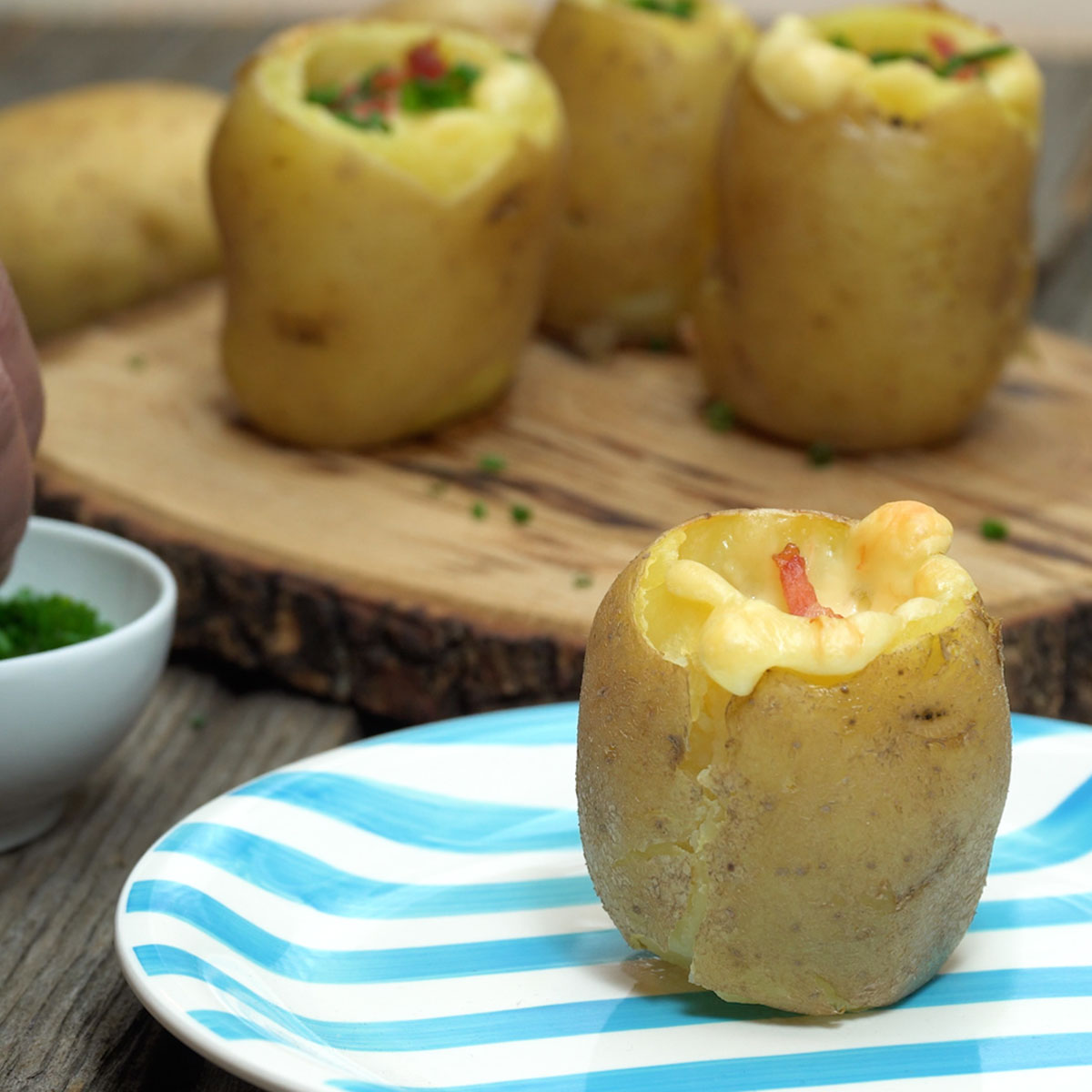 Batatas recheadas gratinadas com queijo derretido e bacon dourado.