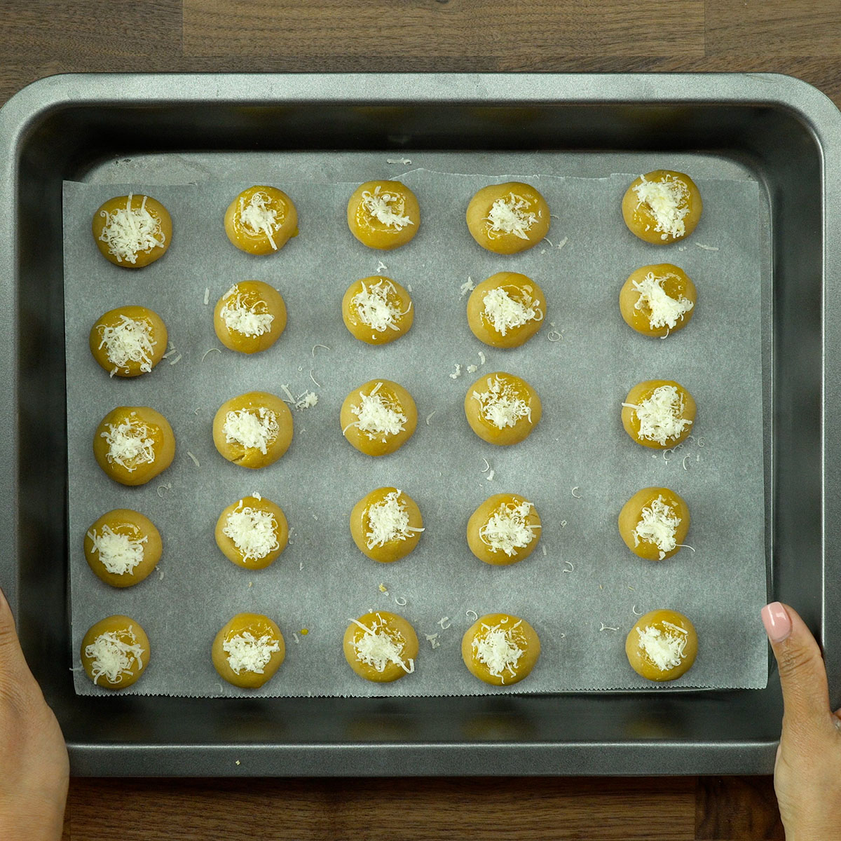Biscoitos de creme de cebola assando até dourarem levemente.