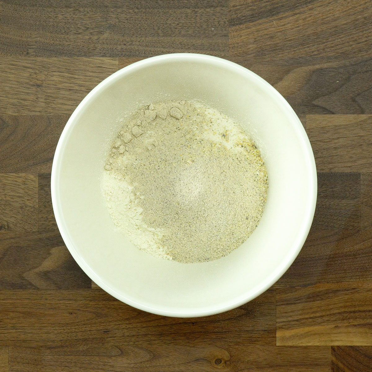 Mistura de farinha de trigo com creme de cebola em uma tigela.