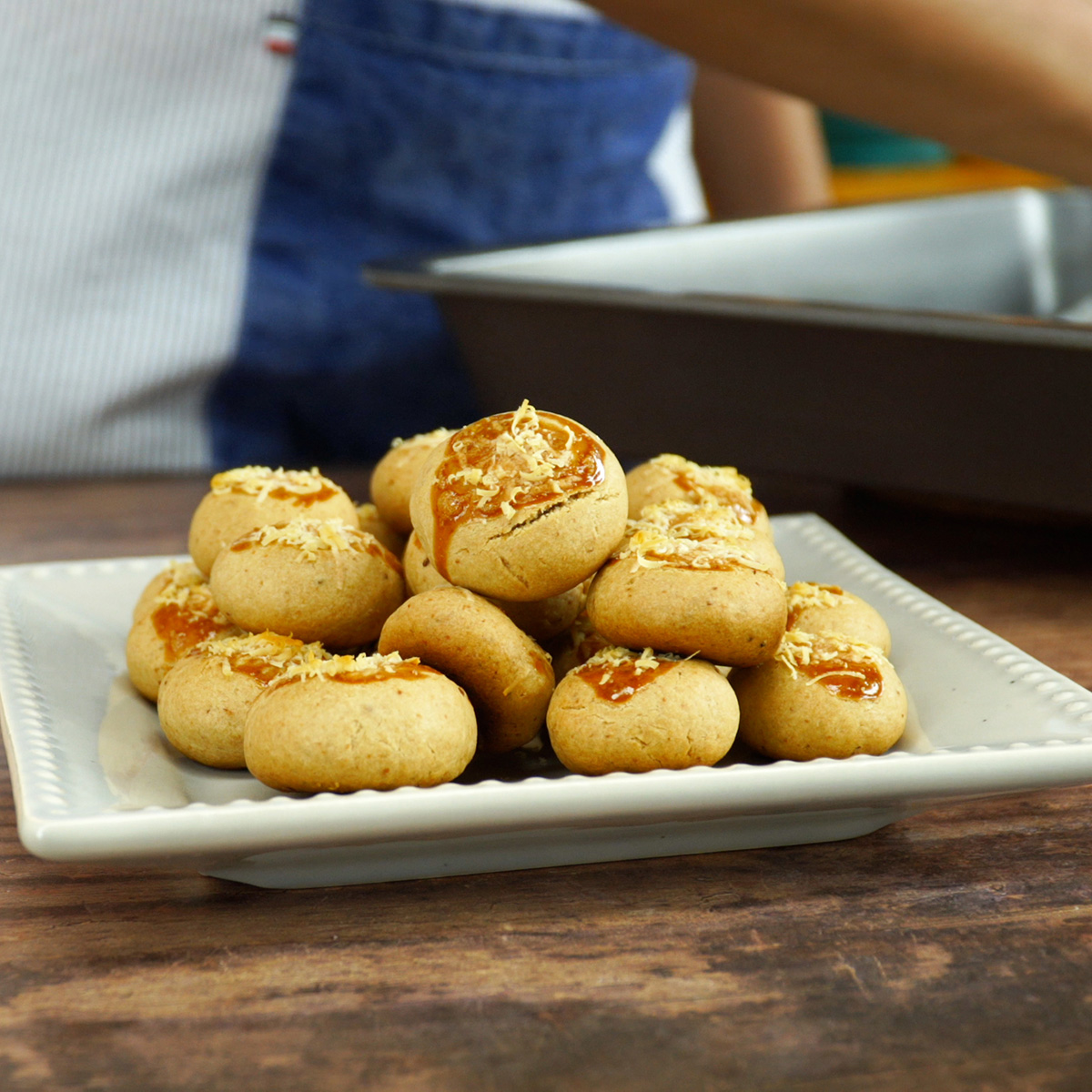Biscoitos de creme de cebola assados e dourados, prontos para servir.