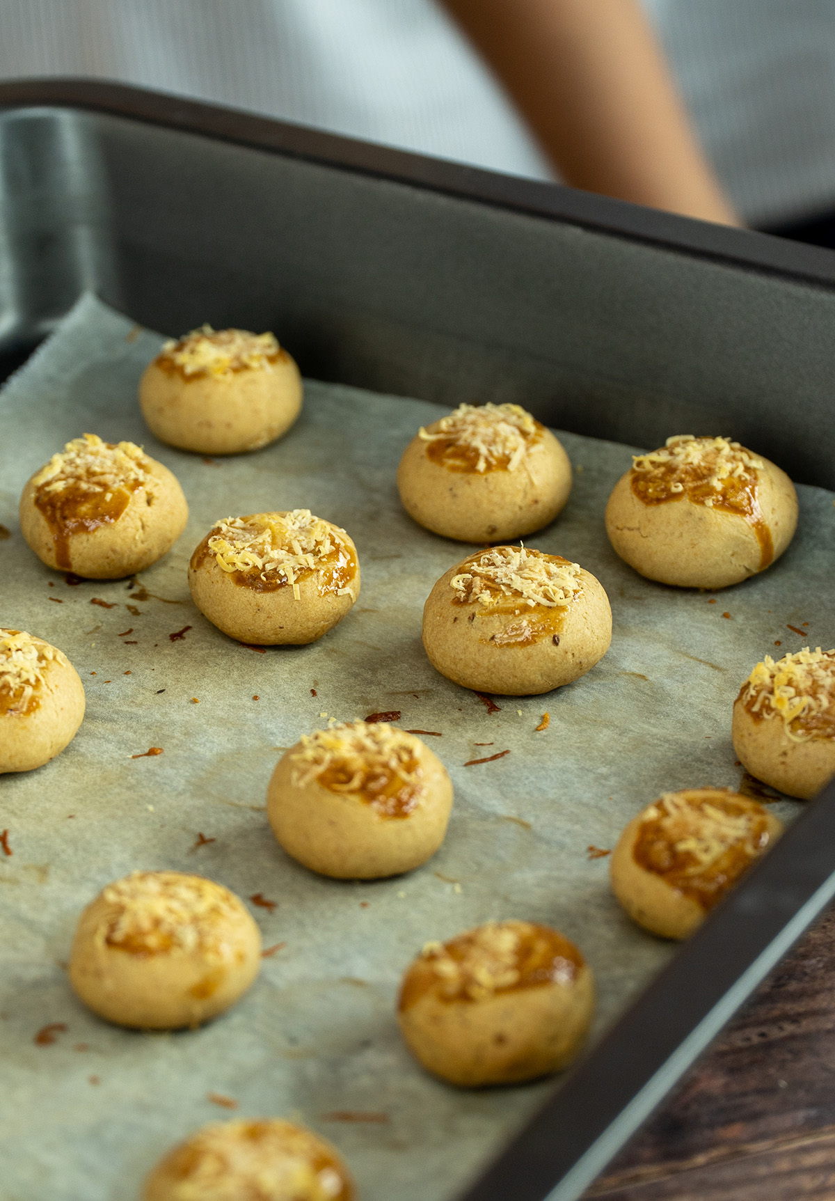 Biscoitos de creme de cebola saindo do forno.