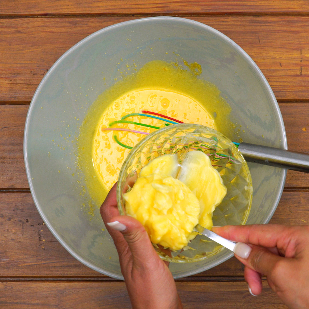 Creme da massa do bolo de banana com manteiga bem incorporada.