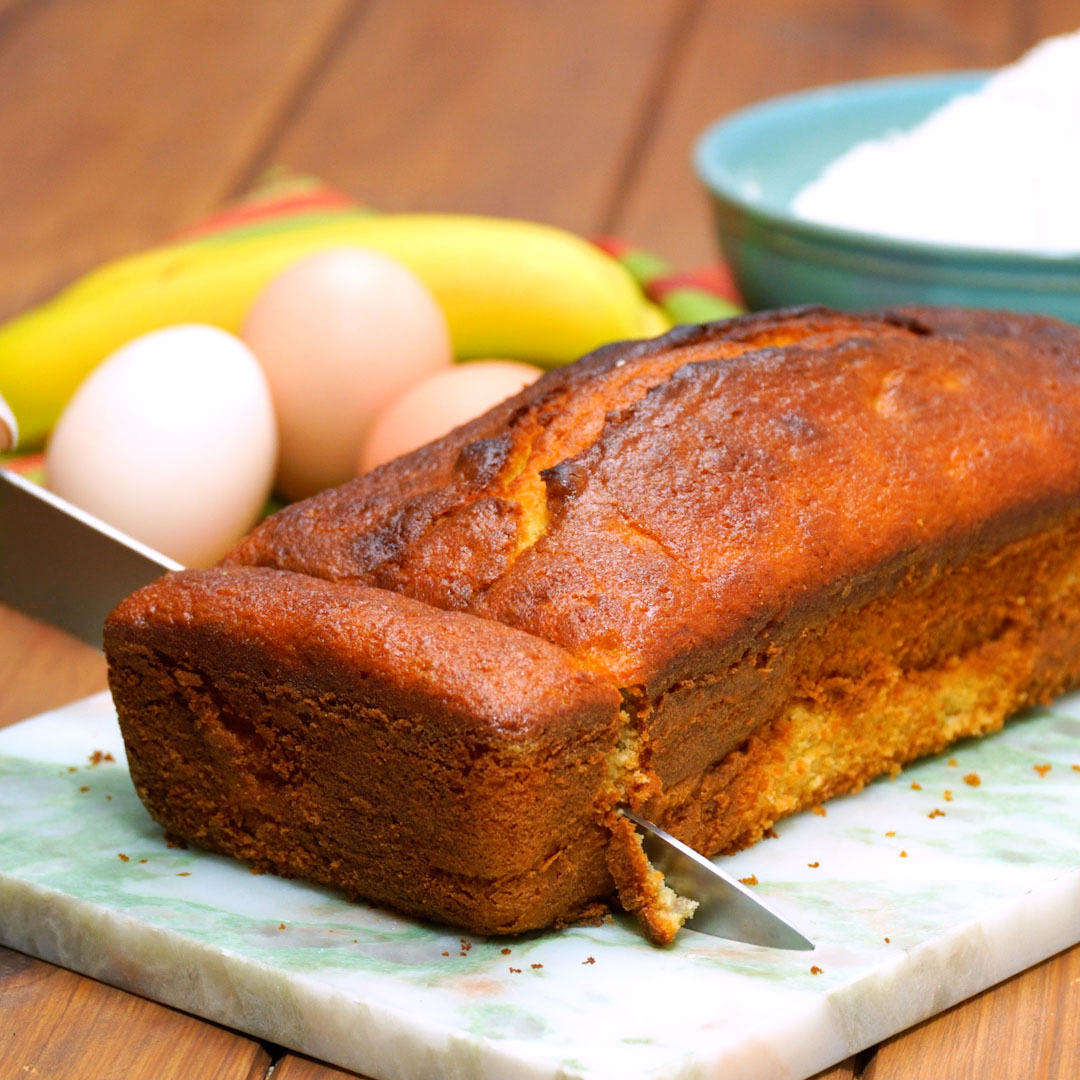 Bolo de banana assado, dourado e pronto para servir em fatias.