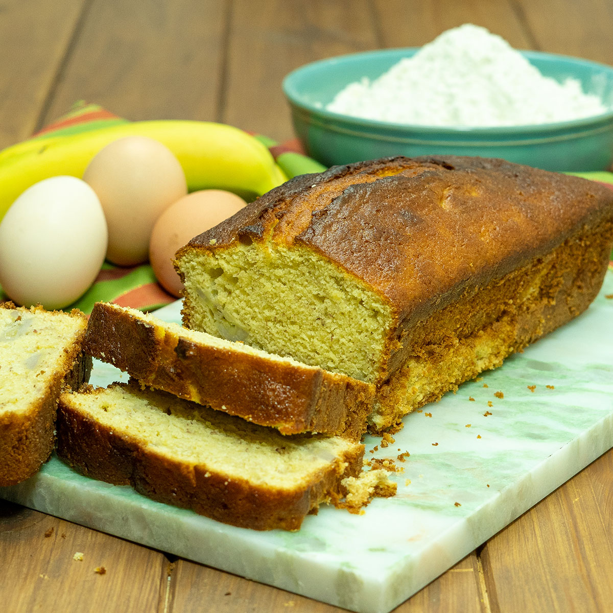 Bolo de banana fatiado.