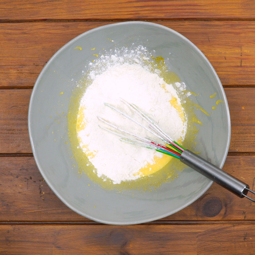 Massa base do bolo de banana sendo misturada até ficar homogênea.