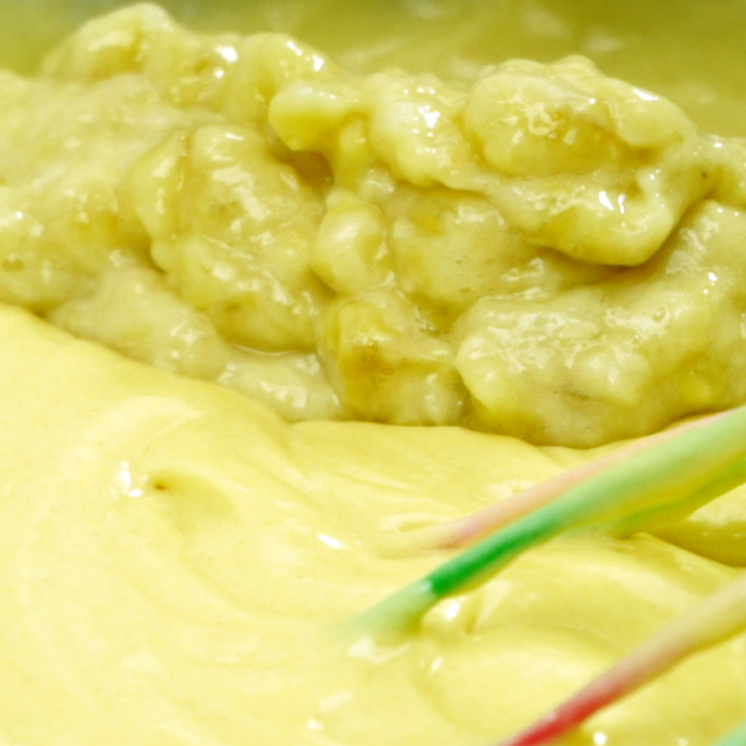 Massa do bolo de banana com banana amassada pronta para assar.