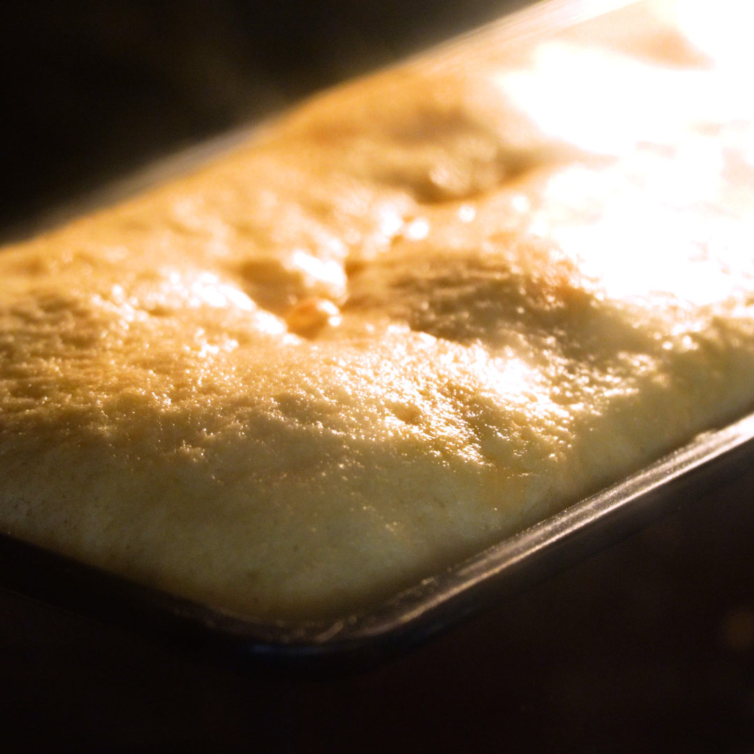 Bolo de banana assando no forno.