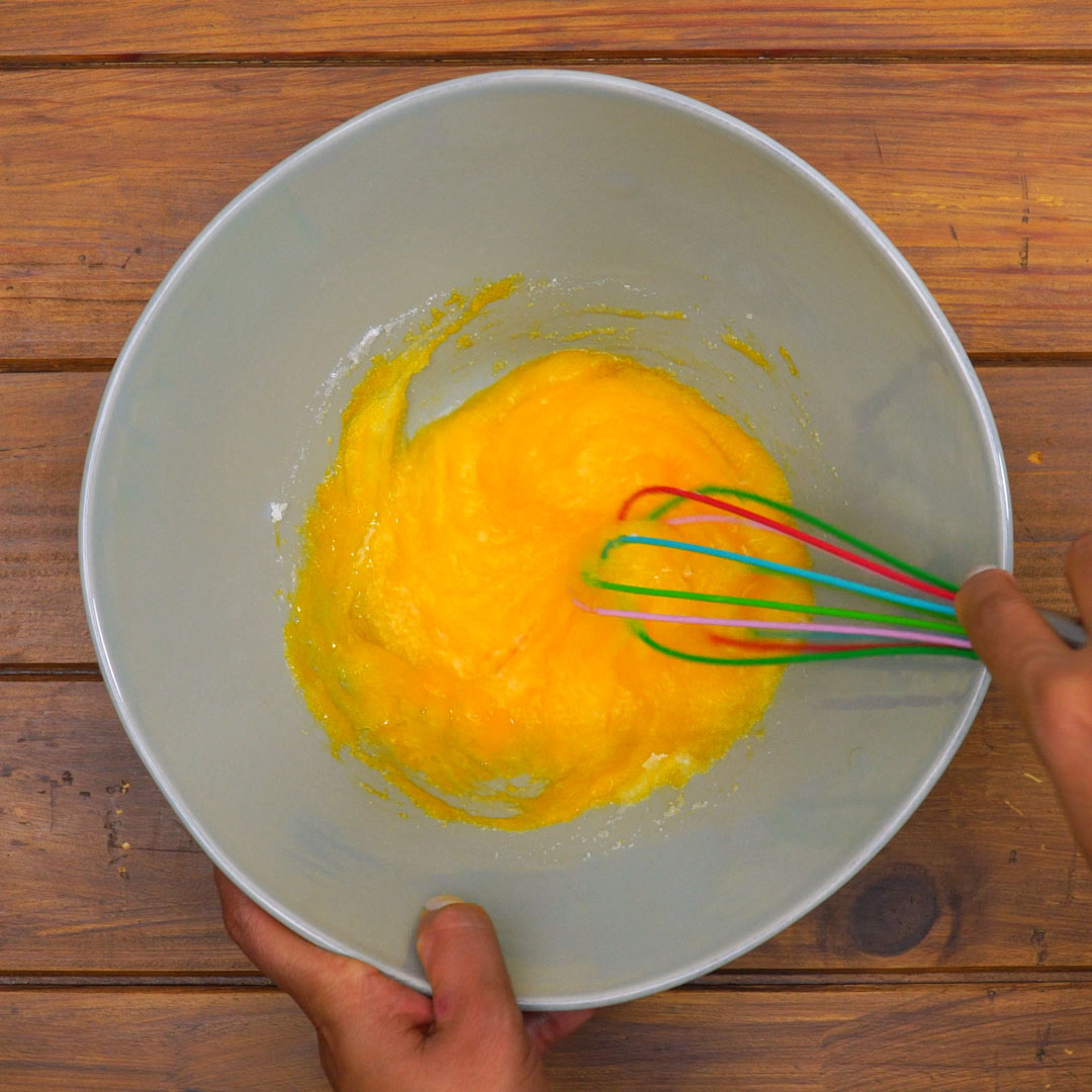 Ovos e açúcar batidos para a massa do bolo de banana.