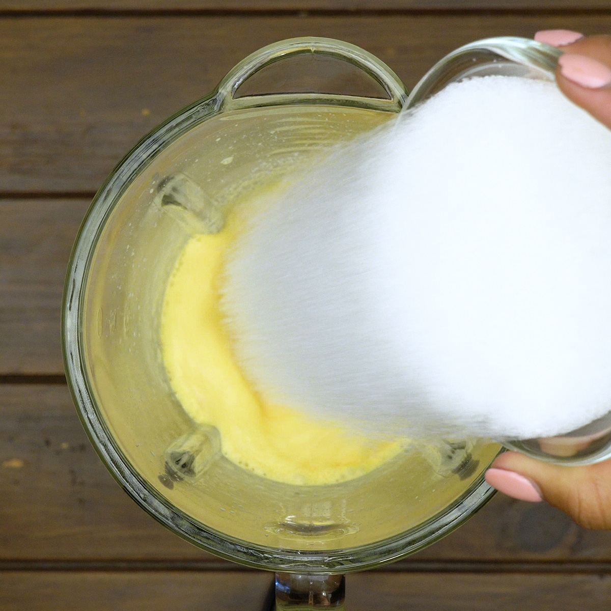 Açúcar sendo misturado com ovos no liquidificador.