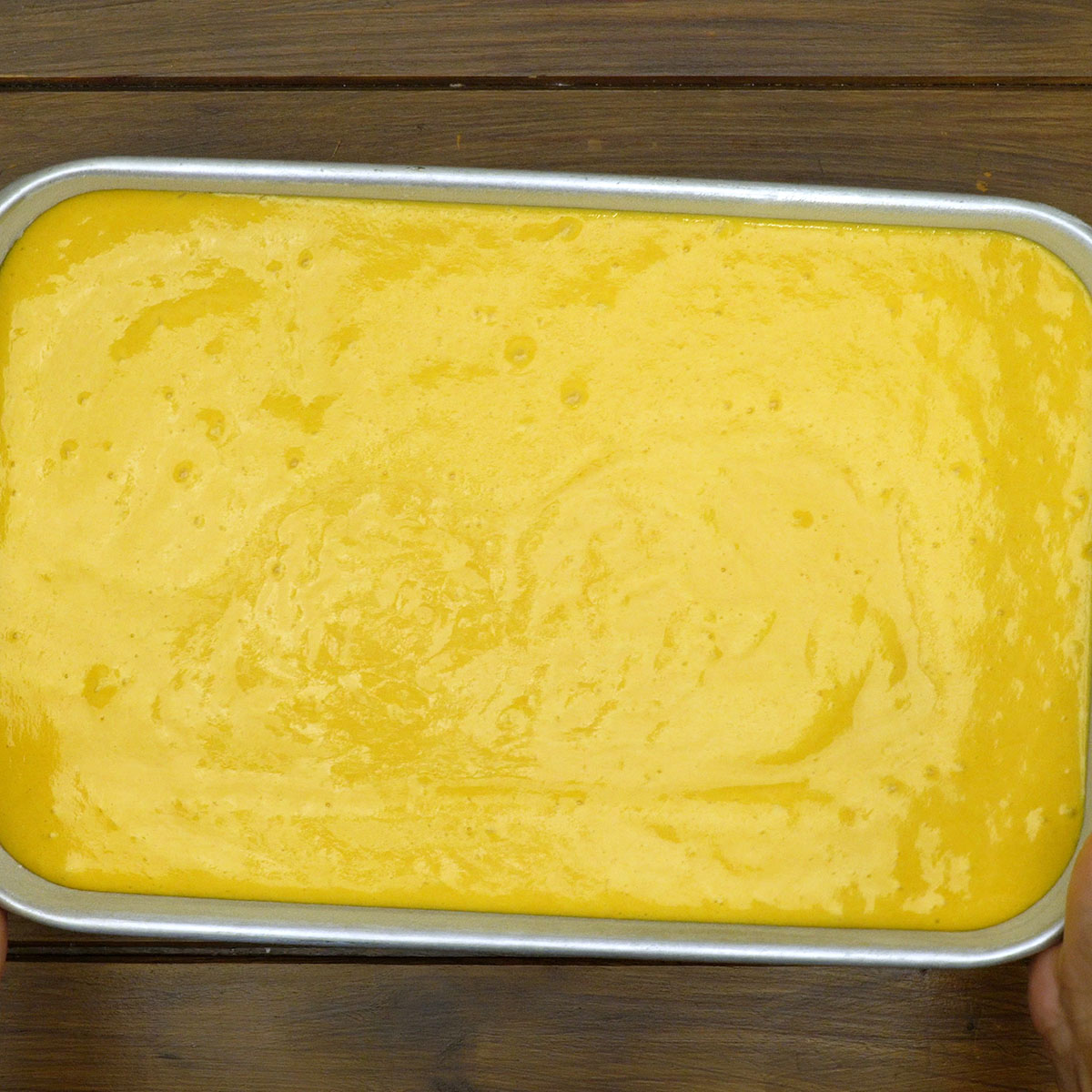 Massa de bolo de cenoura assando em uma forma no forno.