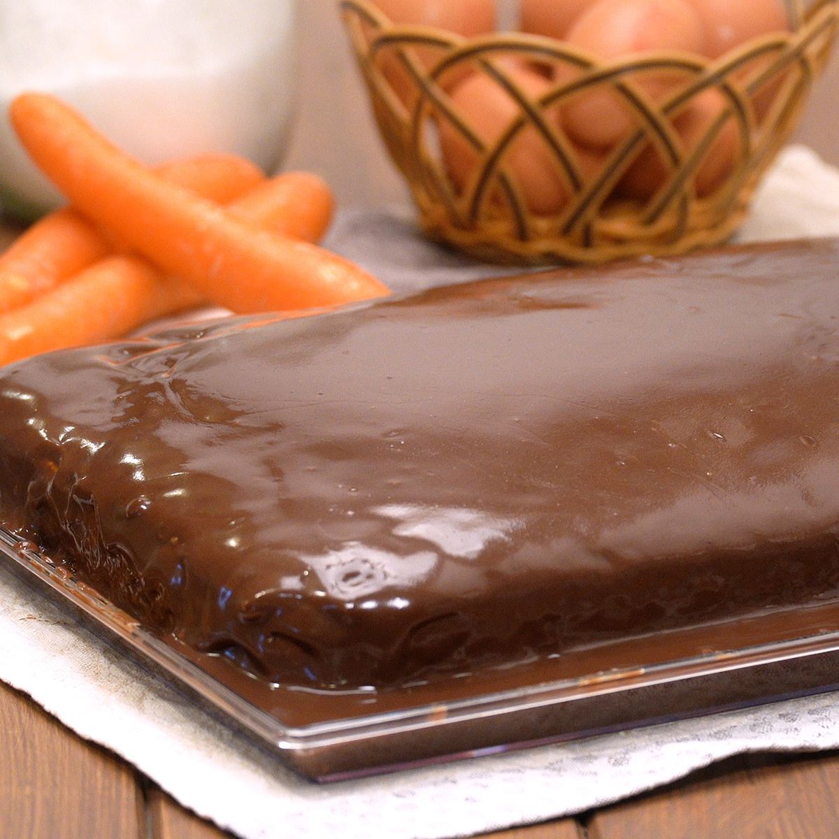 Bolo de cenoura pronto com cobertura de chocolate.
