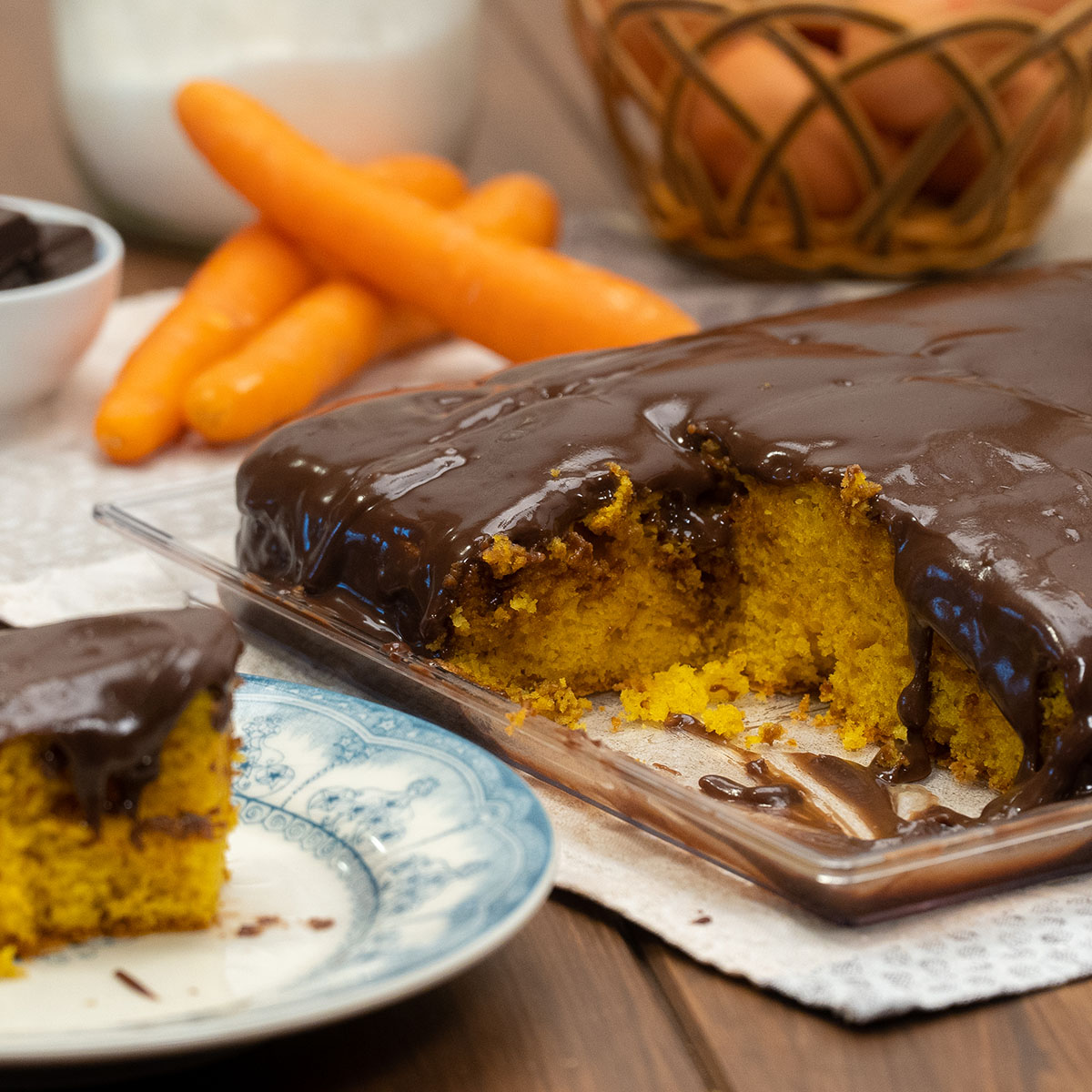 Bolo de cenoura com cobertura de chocolate pronto sendo servido.