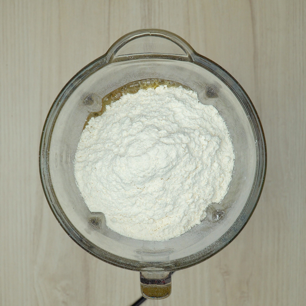 Ingredientes do bolo de laranja sendo batidos no liquidificador até formar uma massa homogênea.