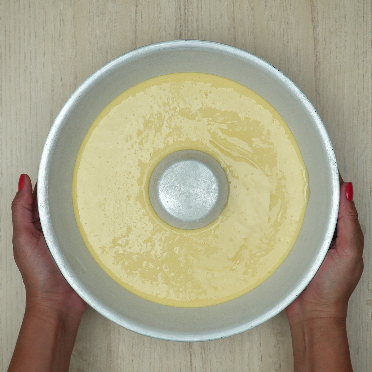 Bolo de laranja assando no forno até ficar dourado.