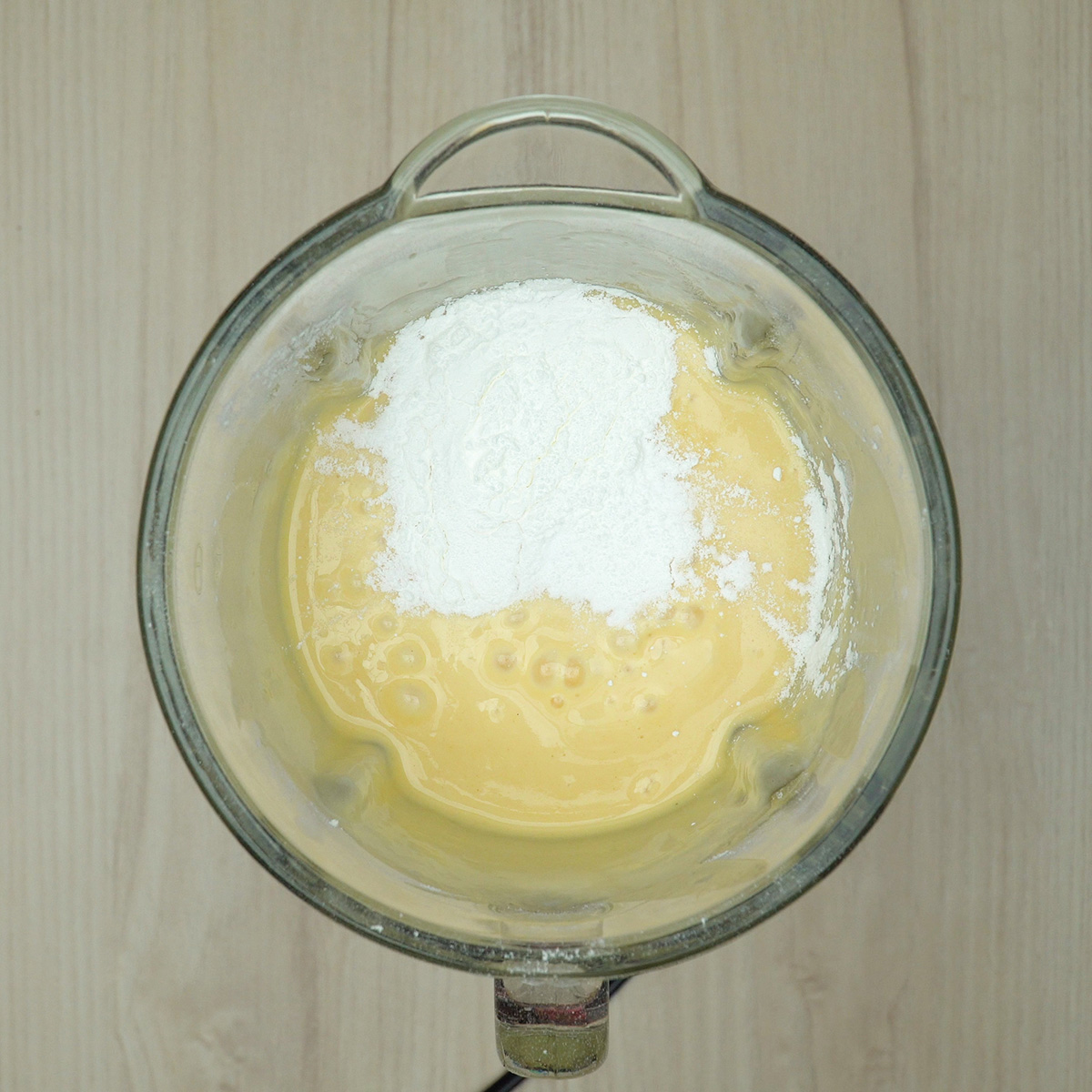 Fermento sendo incorporado à massa do bolo de laranja.