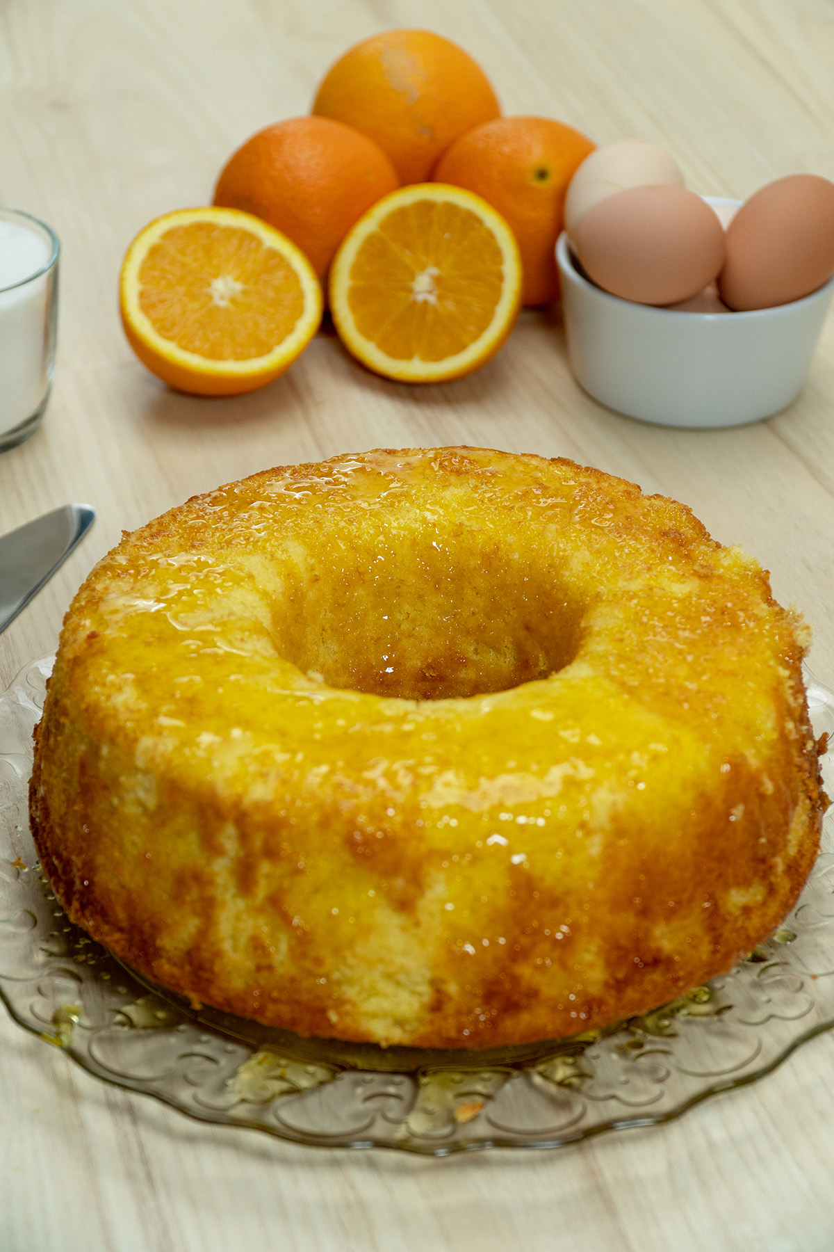 Bolo de laranja com calda de açúcar pronto para ser servido.