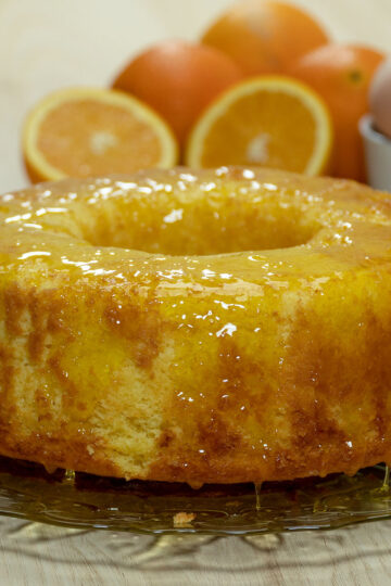Bolo de laranja com calda de açúcar pronto para ser servido.