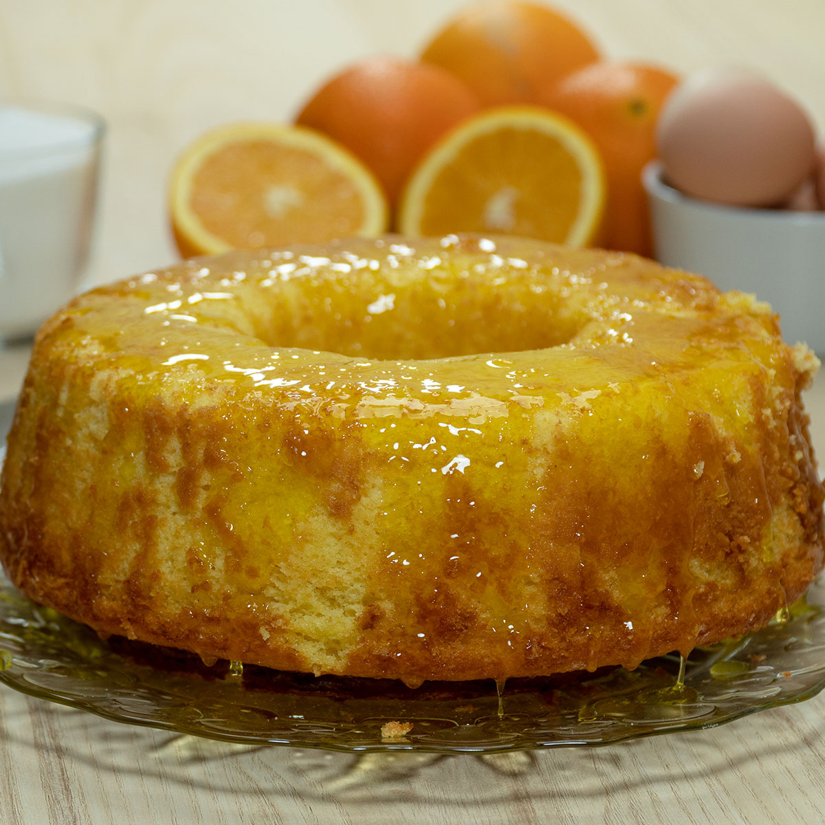 Bolo de laranja com calda de açúcar pronto para ser servido.