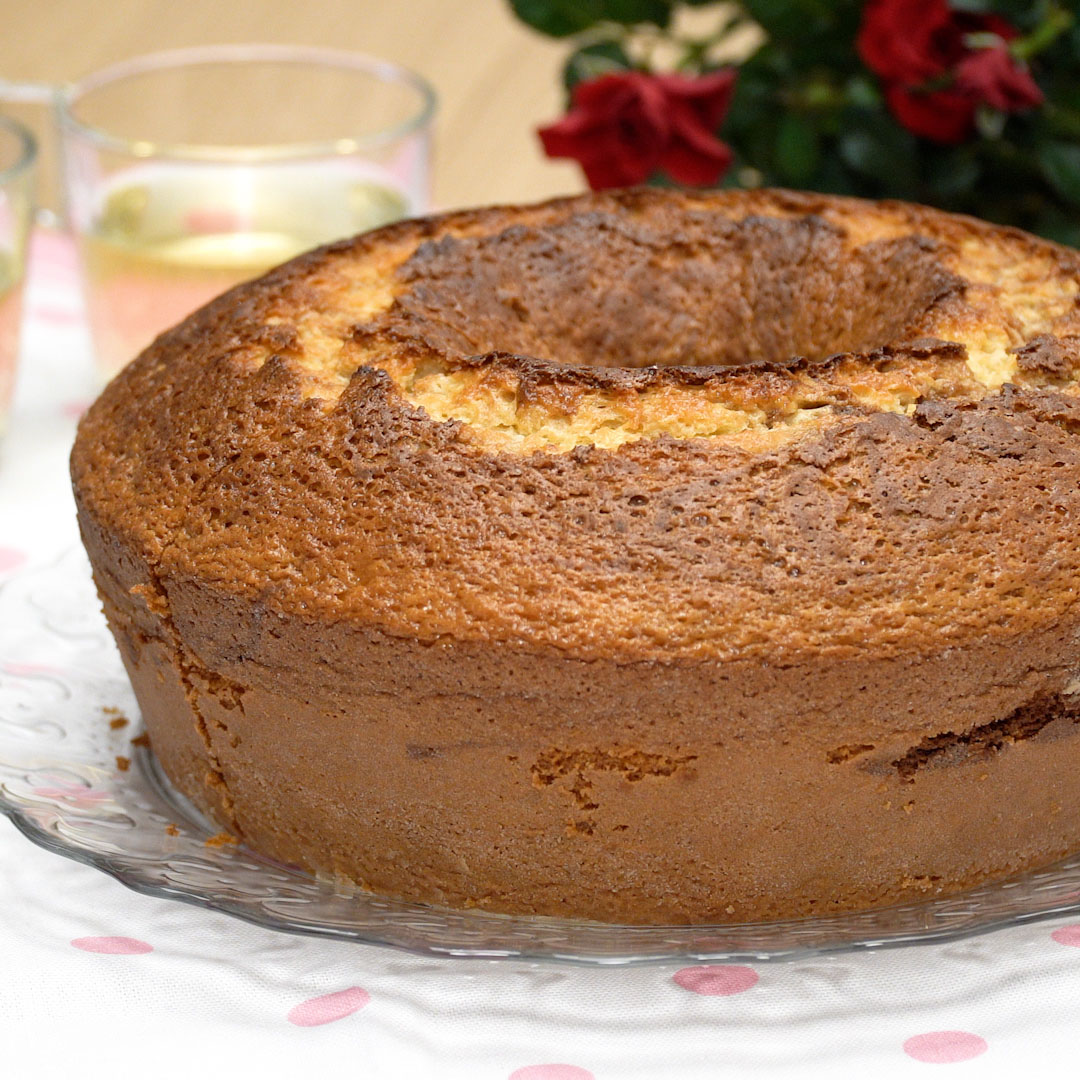 Bolo mesclado assado, desenformado e pronto para servir.