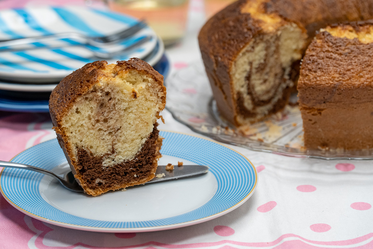 Fatia de bolo mesclado no prato.