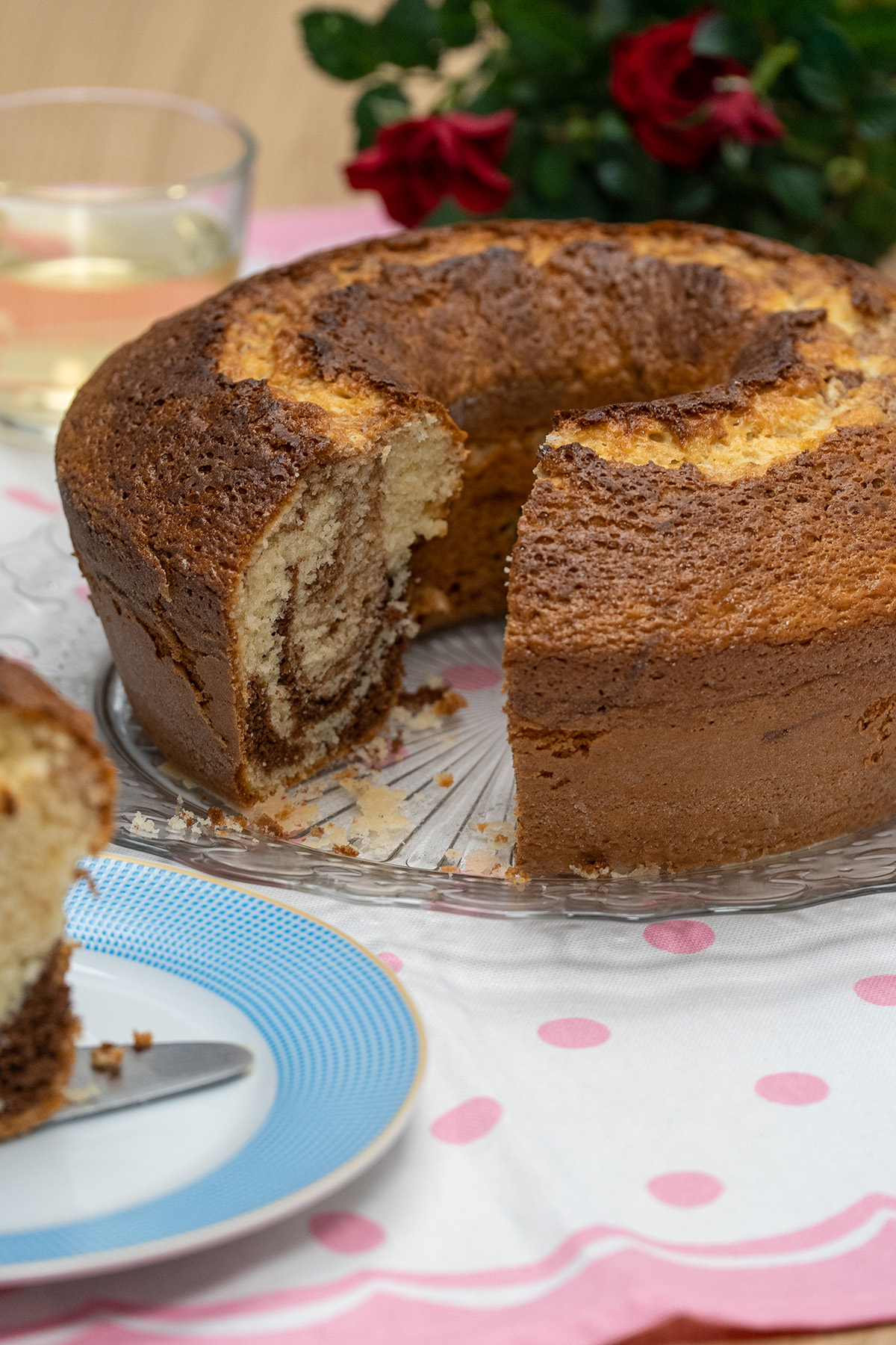 Bolo mesclado sem uma fatia.