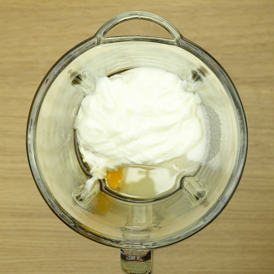 Ingredientes do bolo mesclado sendo batidos no liquidificador até ficarem homogêneos.