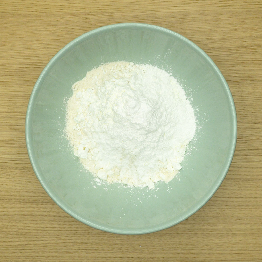 Ingredientes secos do bolo mesclado misturados em uma tigela.