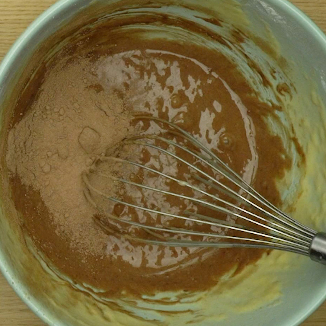 Massa de chocolate do bolo mesclado pronta para montagem.