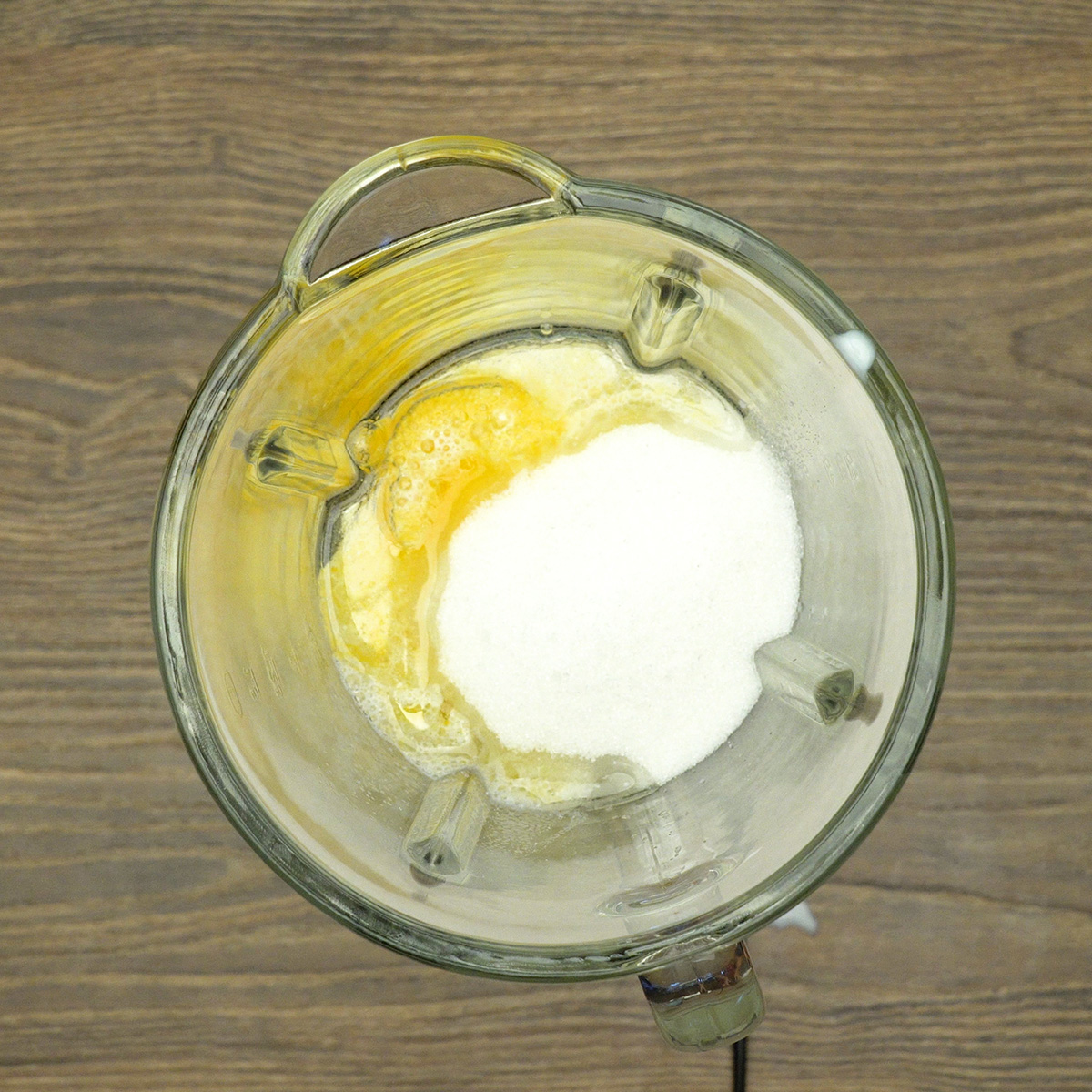 Ingredientes líquidos do bolo prestígio batidos até ficarem homogêneos.