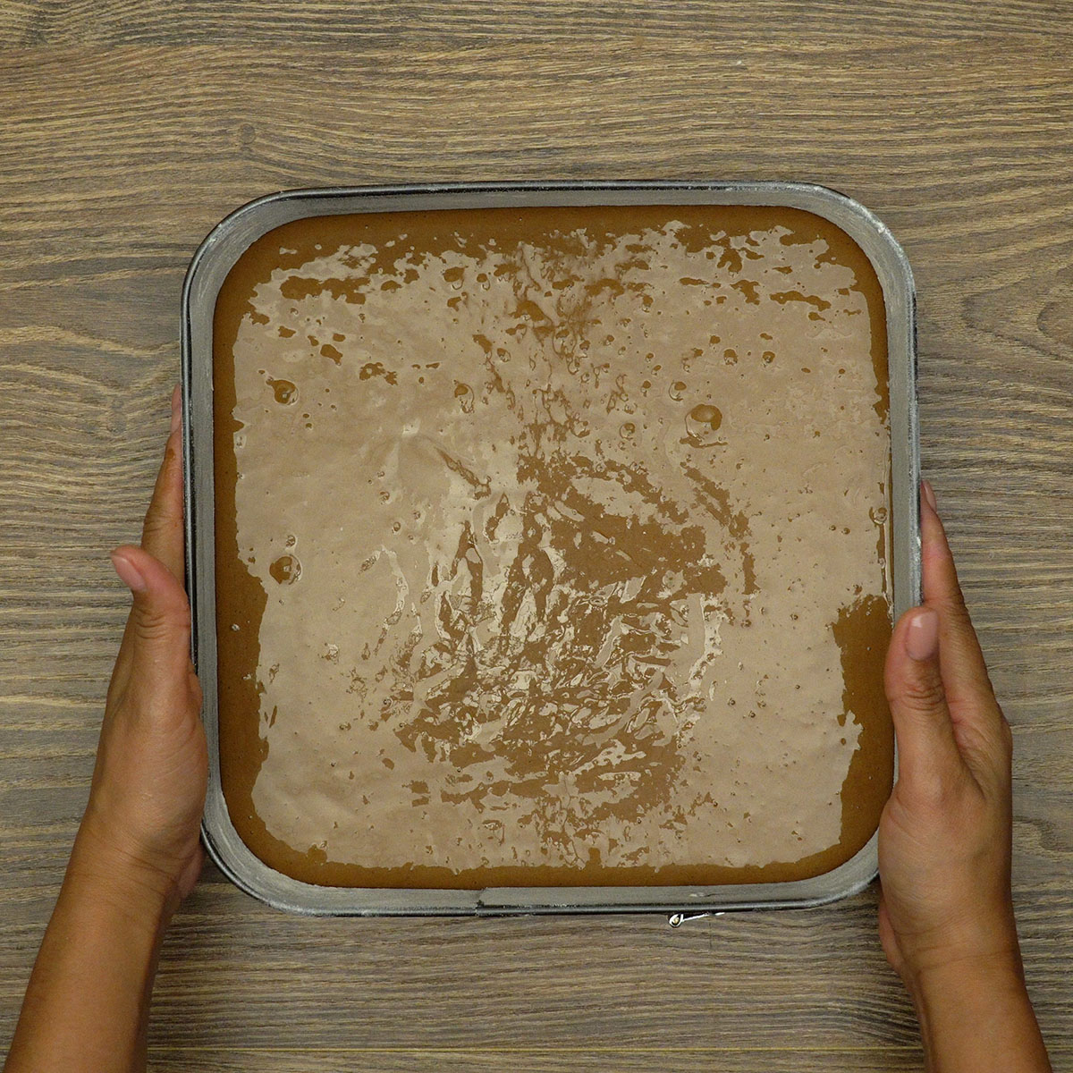 Bolo prestígio indo ao forno para assar.