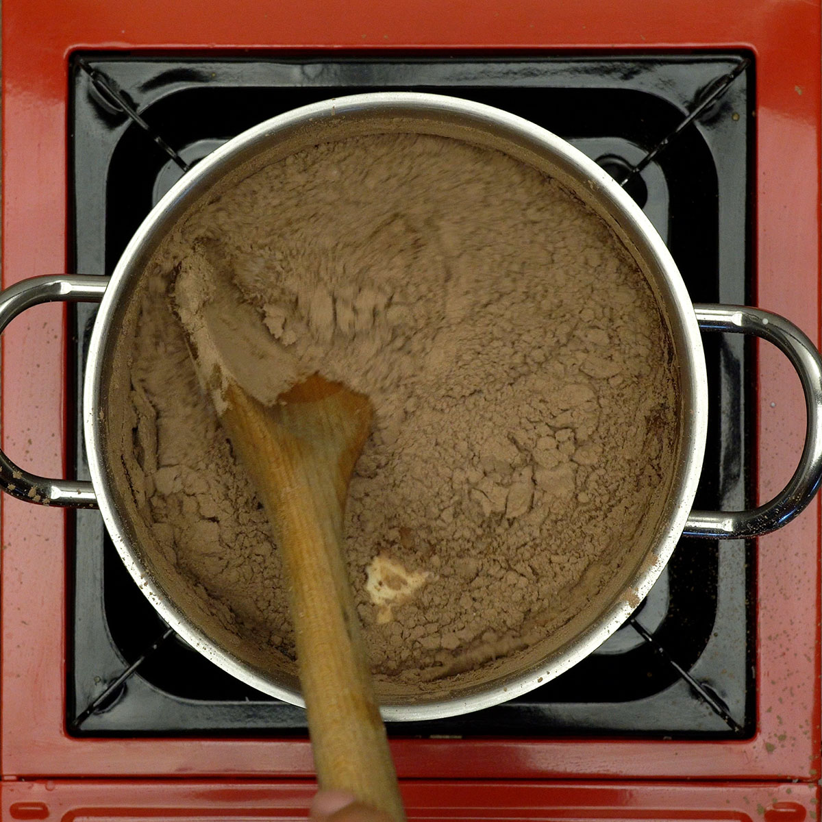 Cobertura cremosa de chocolate do bolo prestígio.