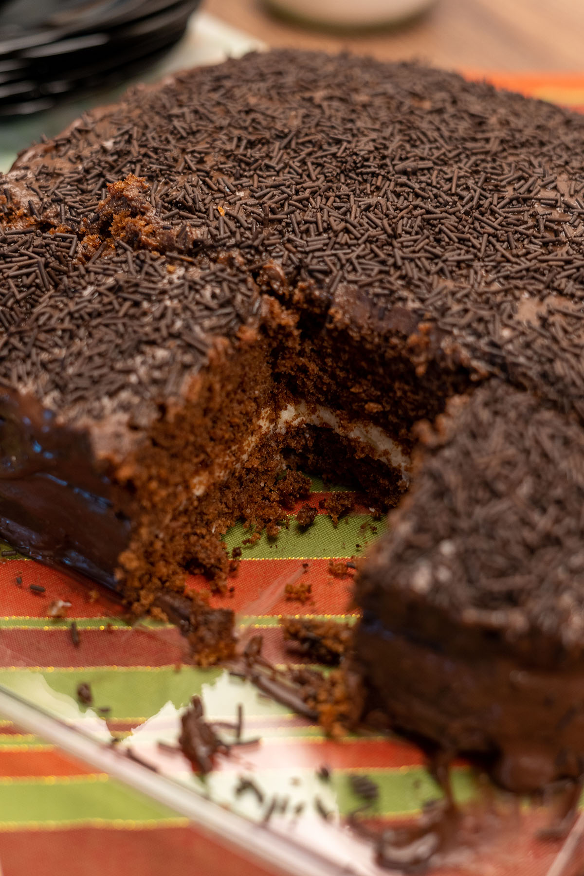 Bolo prestígio sendo servido em fatias.