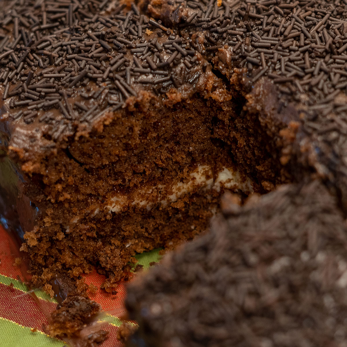 Bolo prestígio sendo servido em fatias.