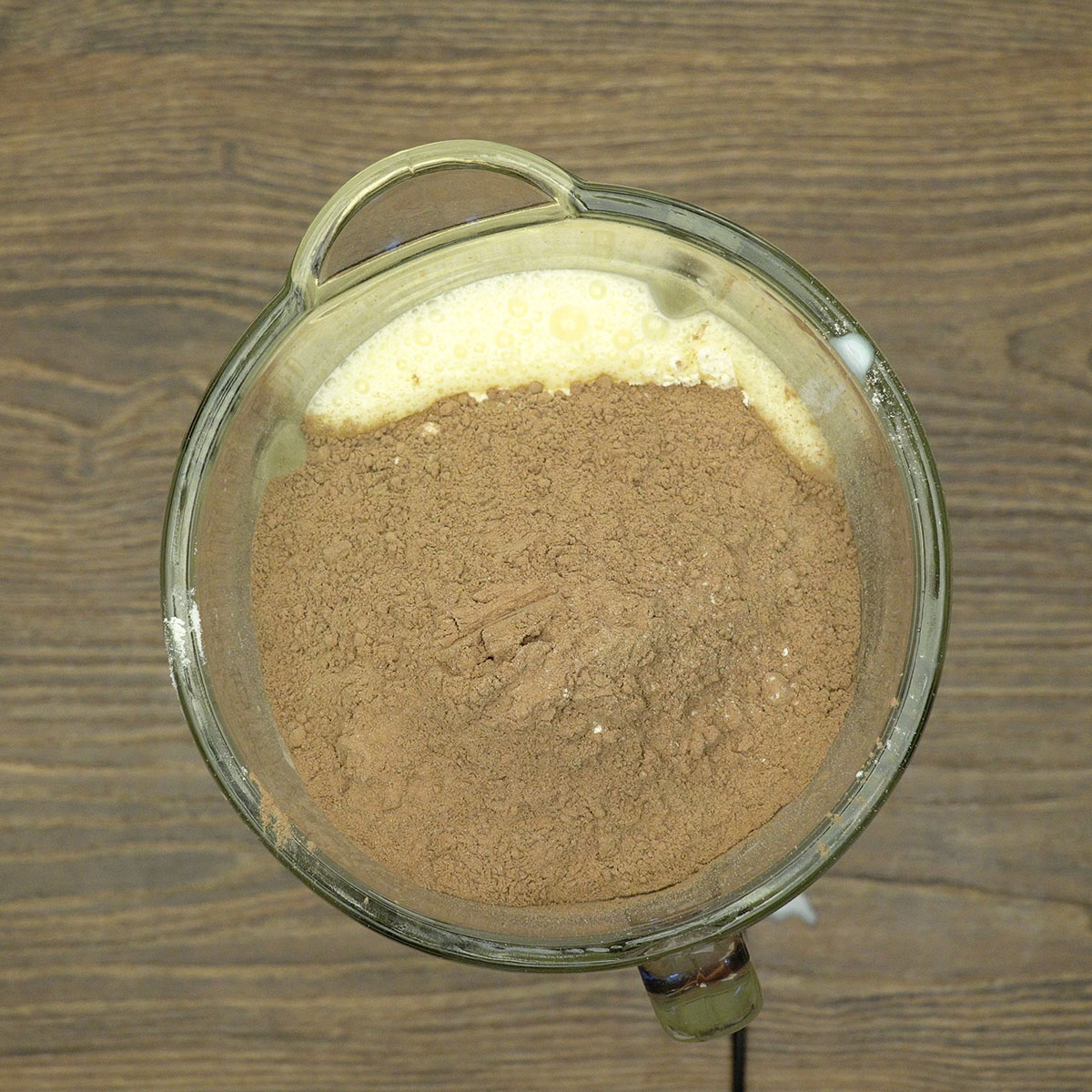 Massa de chocolate do bolo prestígio pronta para assar.