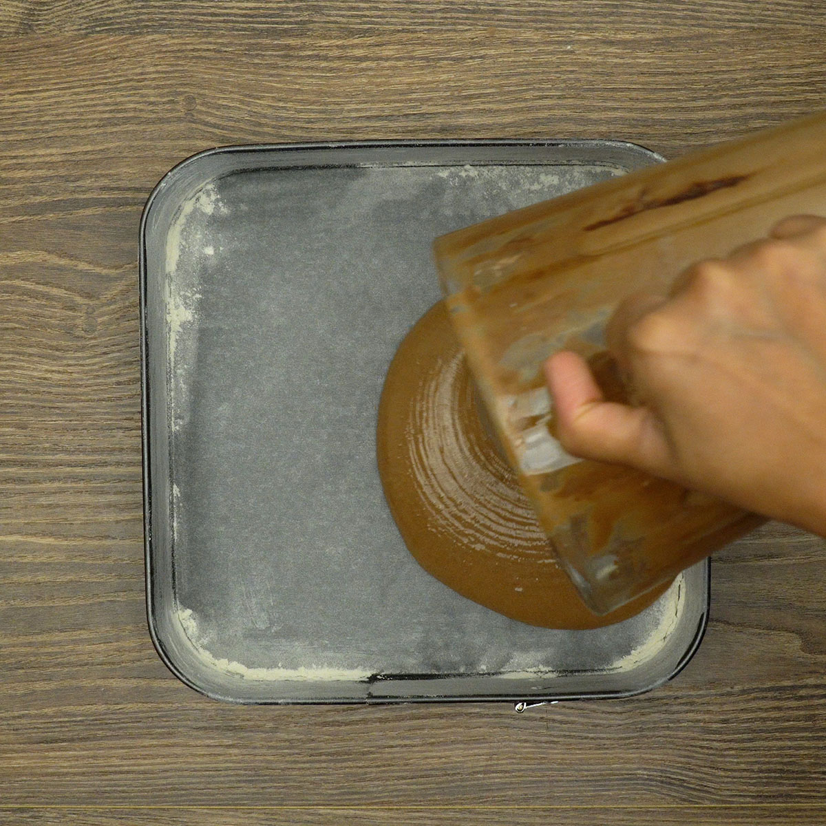 Massa do bolo prestígio colocada em forma untada.