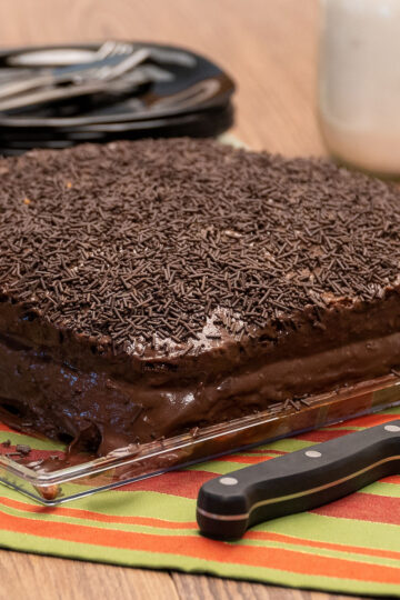 Bolo prestígio pronto para ser servido.