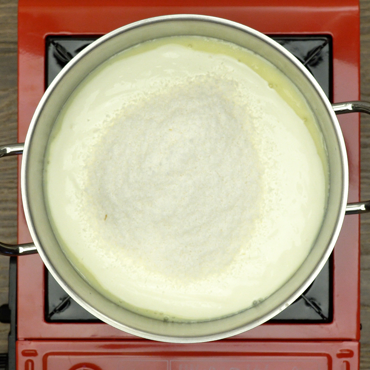 Recheio cremoso de coco sendo preparado.