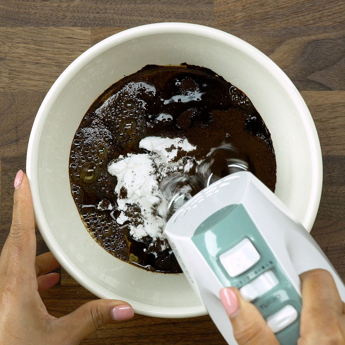 Creme de café sendo batido até dobrar de volume e ficar aerado.
