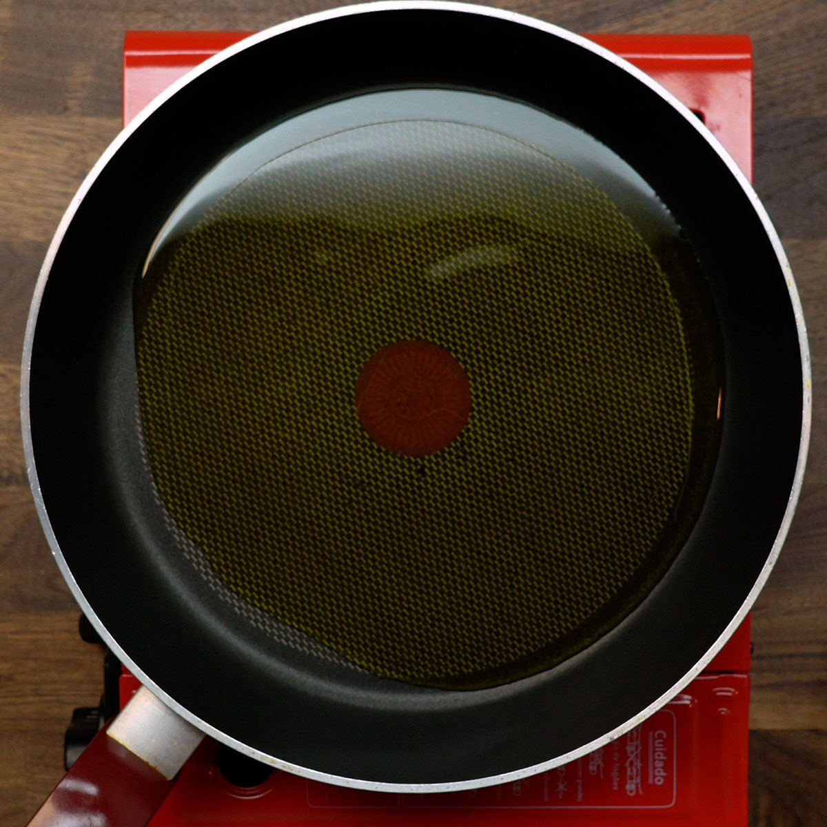 Azeite aquecendo em uma frigideira.