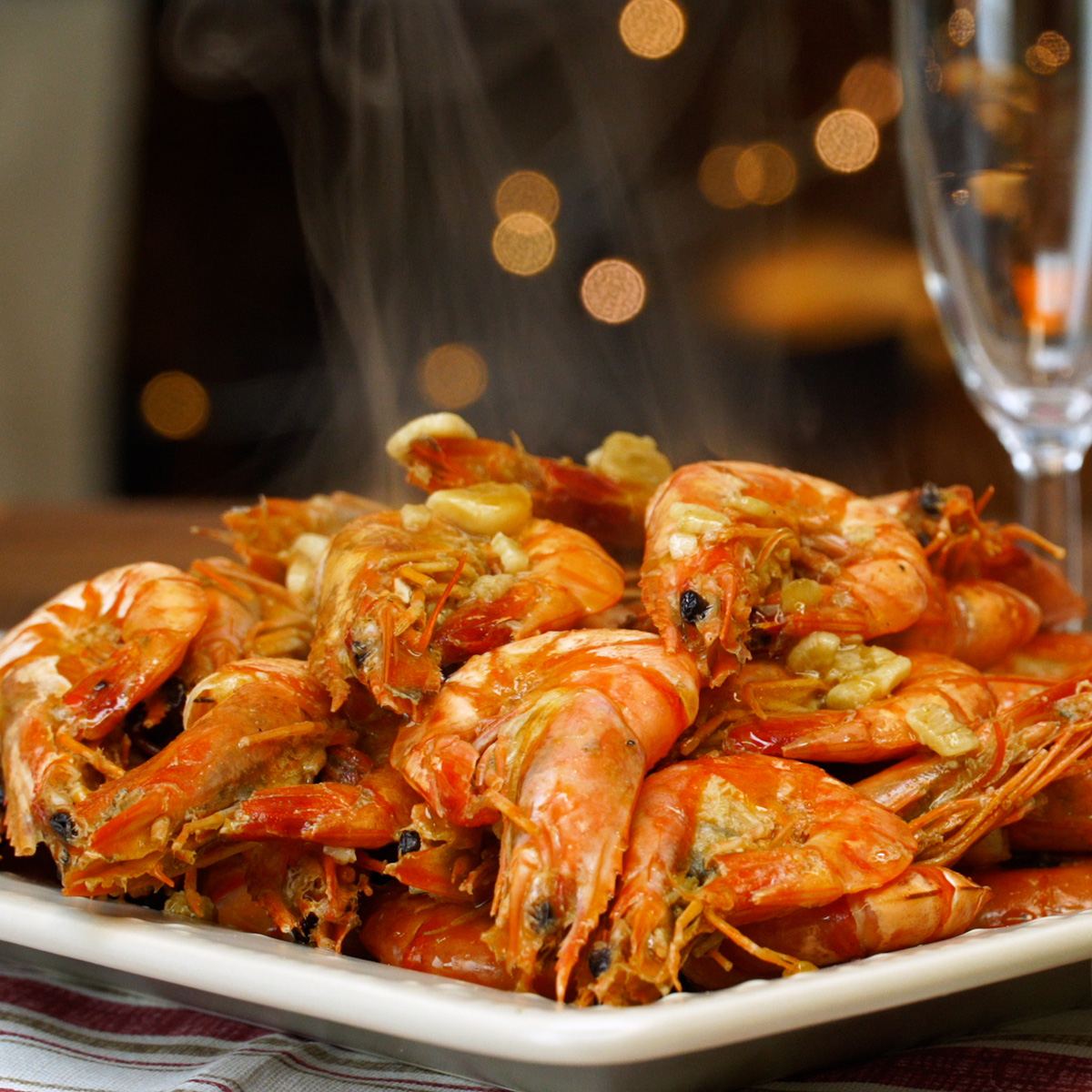 Camarão ao alho pronto com molho de cerveja servido quente.