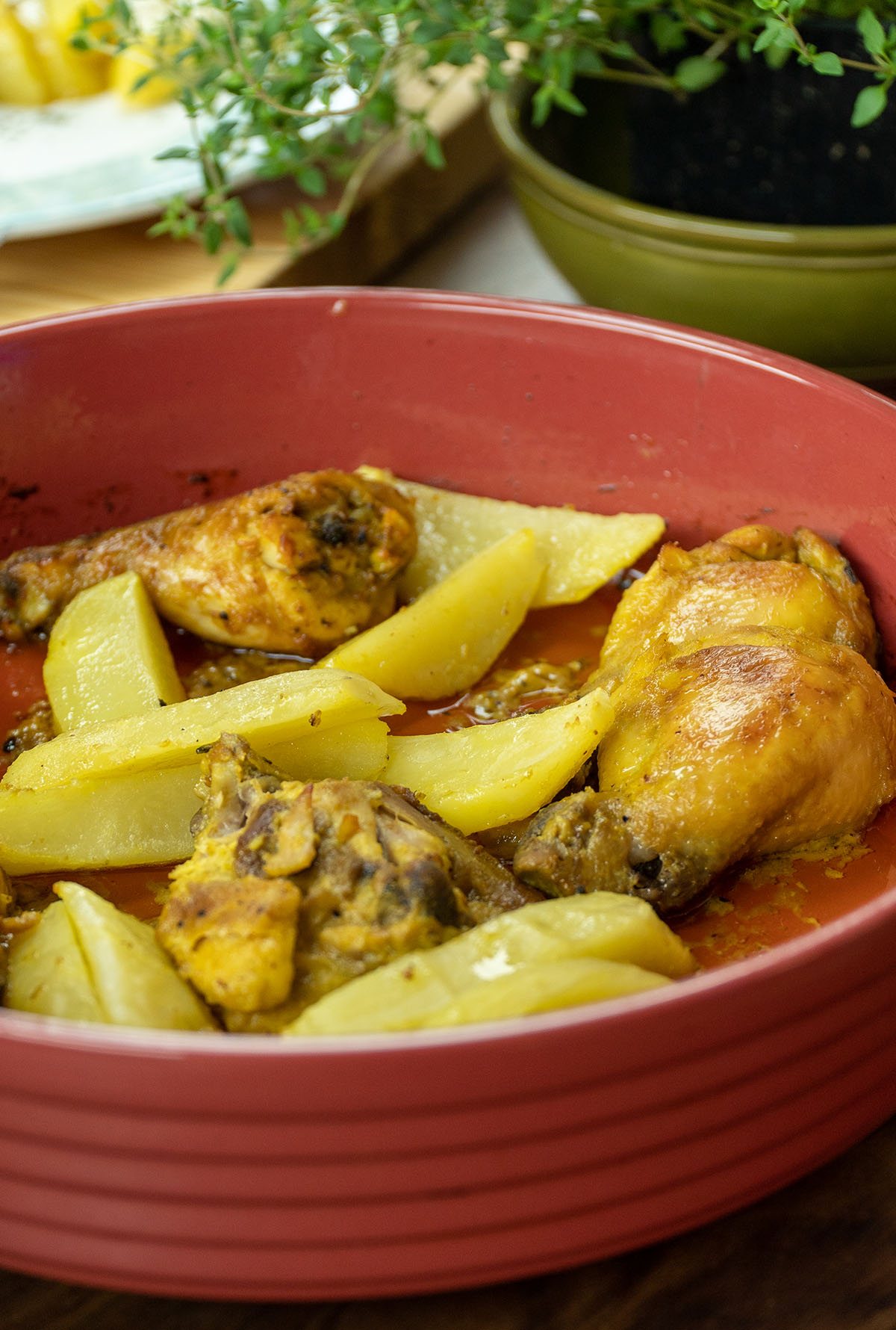 Coxas e sobrecoxas de frango com mostarda e maionese cremosa saindo do forno.