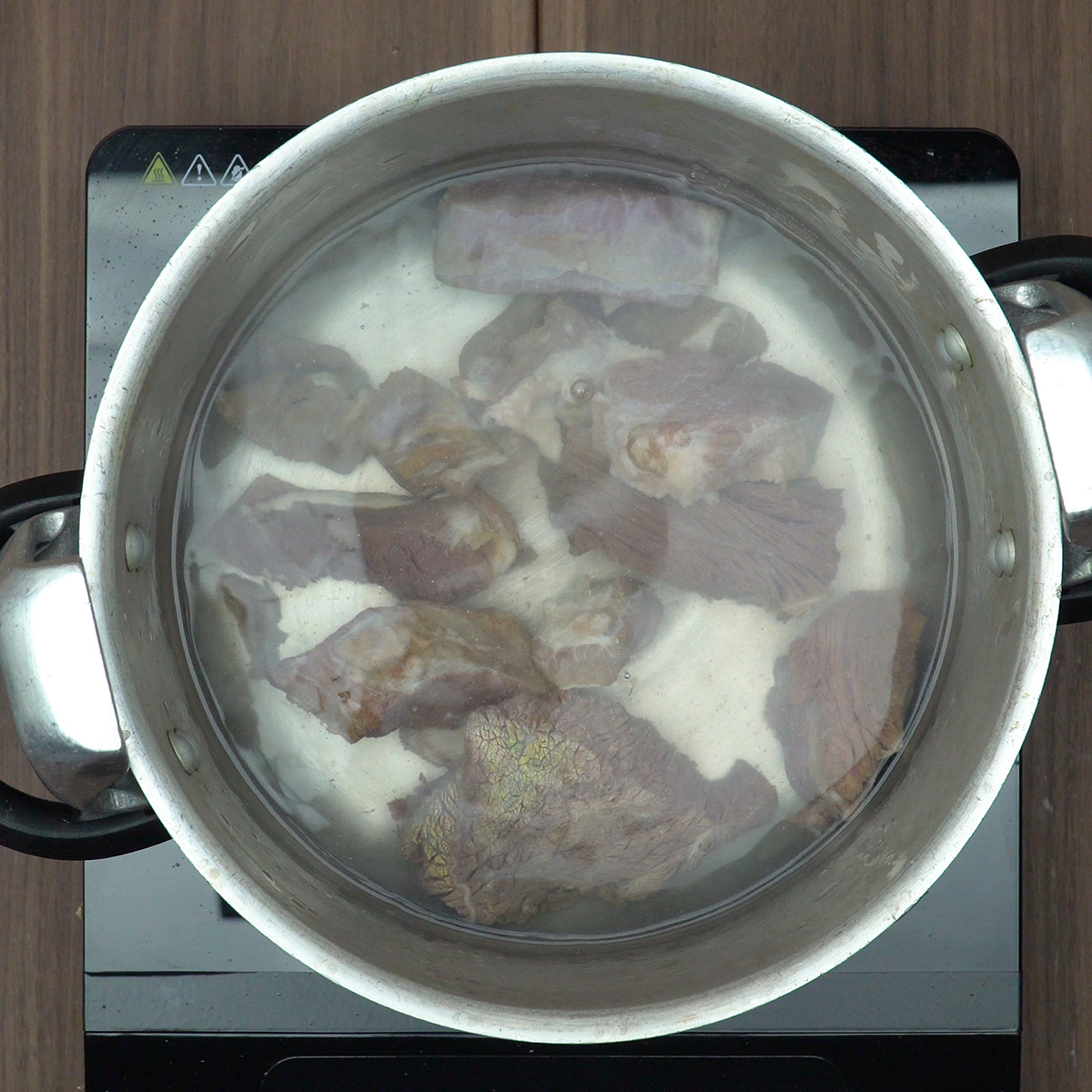 Carne seca cozinhando na panela de pressão.