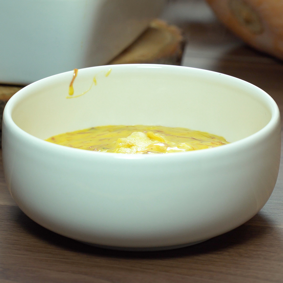 Creme de carne seca cremoso servido em uma tigela pequena.