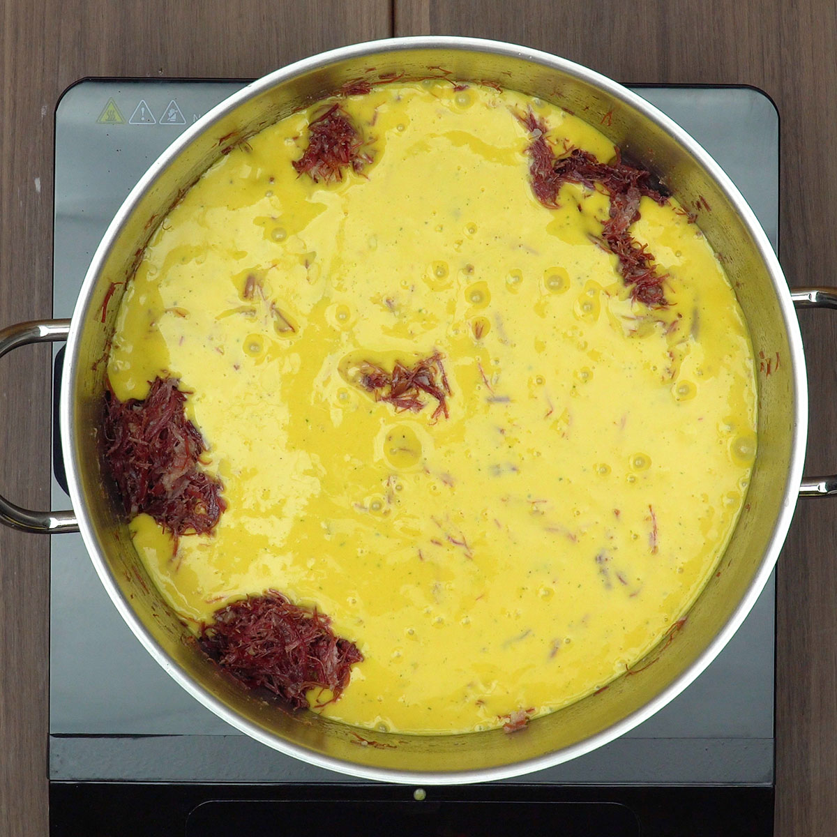 Creme de abóbora sendo misturado com carne seca desfiada.